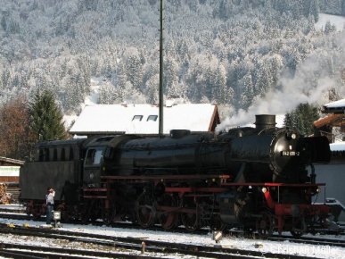 Dampflokomotive 042 018-2 am Bahnhof 