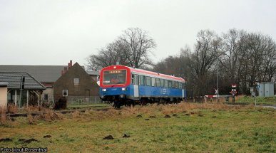 Immer was neues in der Prignitz: Seit 7. Januar 2013 kommt der ehemalige VT 43 der Sächsisch-Böhmischen-Eisenbahngesellschaft bei der Eisenbahngesellschaft Potsdam zum Einsatz. Am 8. Januar 2013 ist er unterwegs nach Putlitz als er Kuhbier durchfahren hat.