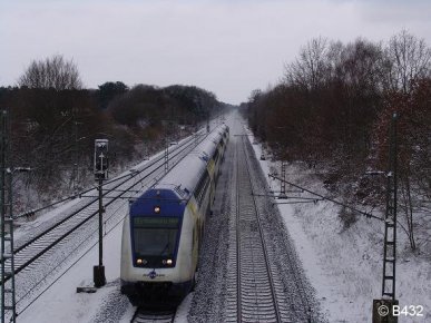 Am 10.03.2013 ist ein Metronom zwischen den Haltestellen Lauenbrück und Tostedt unterwegs.