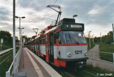 Halle/Saale: Im letzten Tageslicht des 10.05.2013 ist dieser Tatra T4-Großzug an der Endstelle der Linie 2 Soltauer Straße angekommen und wird gleich zum Betriebshof Freiimfelder Straße aussetzen.