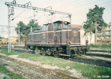 Diese Lok stammt nicht gebraucht von der DB, sondern aus einer Serie, welche der Hersteller der V60 nach Ablieferung dieser Baureihe an die DB für die OSE nachgebaut hat.