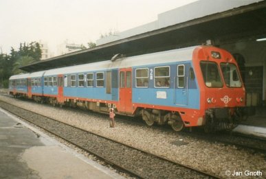 Ein Triebzug der Baureihe 620 steht am 06.01.1997 in Athen Stathmos Larissa zur Abfahrt nach Chalkida bereit. Die OSE-Baureihe 620 wurde in Griechenland aus von Deutschland importierten Bauteilen der DB-Baureihe 628 zusammengesetzt. Allerdings ist die OSE-Baureihe 620 im Gegensatz zur DB-Baureihe 628 auf beiden Wagen angetrieben, so dass die OSE-Baureihe 620 mehr der DB-Baureihe 629 als 628 entspricht. Ansonsten ist die Herkunft der einzelnen Baugruppen der OSE-Baureihe 620 nicht zu übersehen und nicht zu überhören, die Fahreigenschaften der OSE-Baureihe 620 stimmen komplett mit denen der DB-Baureihen 628 und 629 überein.