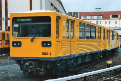 Der aus GI/1 332/333 (BVB 135 932/933) enstandene GI/1E 1087-4/3 im Gleisvorfeld der U-Bahn Hauptwerkstatt Seestra