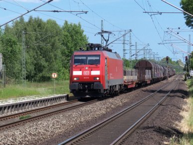 EG 3110 mit einem Güterzug Richtung Maschen am 06.06.13 im Bahnhof Wrist (KBS 103)