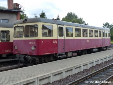 Verbrennugstriebwagen 187 012 0 der Harzer Schmalspurbahnen in Gernrode. Dessen Fahrgastraum enthält Holzbänke mit der Platzanordnung 