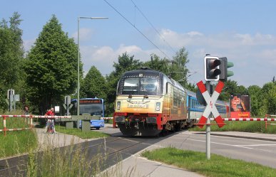 Am 9.06.2013 gab es einen Unfall in München-Moosach, sodass Züge der Strecke nach Landshut zeitweise über Güter-Verbindungsbahnen im Münchner Norden umgeleitet wurden. Unter anderem war der ALEX-Zug aus Prag mit 183 001 betroffen.