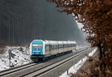 Der 29.03.2013 war allgemein ein eher trüber Tag. Ein ALEX-Zug saust durch den Wald in der Nähe von Geltendorf.