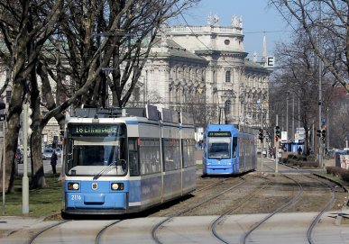 Karlsplatz (Stachus) ist der zentrale Punkt des Münchner Straßenbahnnetzes - entsprechend dicht hintereinander fahren hier die Trams der verschiedenen Linien. Die Aufnahme entstand am 4.03.2013.