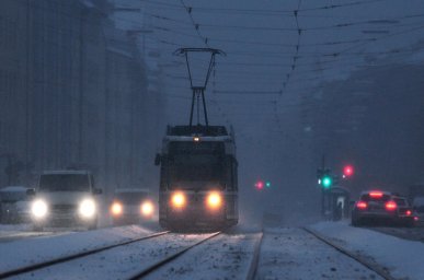 Ein trüber Winterabend in München... Diese Tele-Aufnahme entstand am 17.01.2013 an der Straßenbahnlinie 12 von einer Verkehrsinsel aus. Bald ist die Endstation Scheidplatz erreicht.