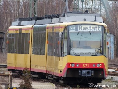 Am Bahnhof Rastatt bei Karlsruhe abgestellter Gelenktriebwagen 871. Aufnahmedatum:8.2.2014