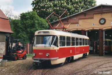 Halle (Saale): Am 03.05.2014 weilte der im Originalzustand verbliebene Tatra T4D 901 während einer Sonderfahrt vorm Straßenbahnmuseum an der Seebener Straße.