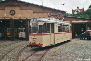 Halle (Saale): Am 06.07.2013 stand der historische Gotha-Tw 523 vorm Straßenbahnmuseum an der Seebener Straße zu einer bestellten Sonderfahrt bereit.