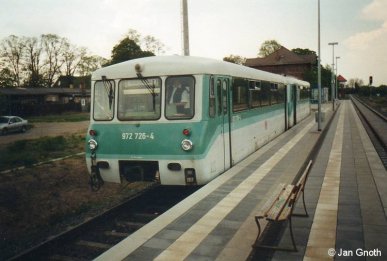 Im Jahr 2000 waren auf der RB 55 zwischen Hennigsdorf und Kremmen noch Ferkeltaxen im Einsatz. Auf dem Bild ist die aus 772 126 und 972 726 bestehende Garnitur soeben im Kremmen eingetroffen und wird nach ca. halbstündigen Aufenthalt nach Hennigsdorf zurück fahren.