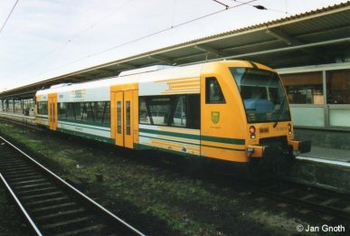 650 074 steht im September 2010 in Berlin-Lichtenberg zur Abfahrt nach Werneuchen bereit.