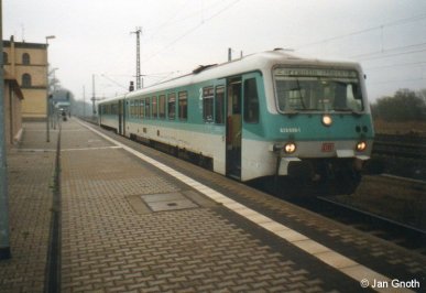 Zu Beginn des Jahres 2000 war der Abschnitt Hagenow (Land) - Zarrentin der ehemaligen Hauptstrecke Hagenow - Neumünster noch in Betrieb. Noch bis weit in die 1990er Jahre hinein waren auf dieser Strecke noch modernisierte Ferkeltaxen der Baureihe 771/772 im Einsatz, erst wenige Jahre vor der Abbestellung dieser Strecke im Jahr 2000 wurden die Ferkeltaxen der Baureihen 771/772 durch neue Fahrzeuge der Baureihe 628.4 ersetzt. Im April 2000 steht 628 699 in Hagenow (Land) zur Abfahrt nach Zarrentin bereit, nur wenige Monate später wurde diese Strecke durch das Land Mecklenburg-Vorpommern abbestellt.