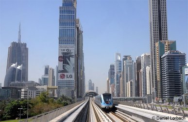 Die fahrerlosen Züge der Metro Dubai fahren seit September 2009 größenteils als Hochbahn durch die Stadt am Persischen Golf. Triebzug 5029 erreicht in kürze Station Nr. 23, Emirates Towers.
