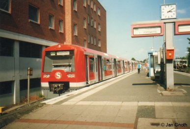 Am 24.08.1997 erfolgte der erste Fahrgasteinsatz der Baureihe 474. Das Bild zeigt den aus den Einheiten 006+007 ersten Fahrgastzug der Baureihe 474 am Tag des ersten Fahrgasteinsatzes am 24.08.1997 in Wedel. Auf der Front des 474 ist das damals neue Unternehmens-Logo der S-Bahn Hamburg GmbH angebracht, welches inzwischen dem regulären DB-Logo gewichen ist. Auf dem Bahnsteig sind noch die aus den späten 1970er Jahren stammenden Fallblatt-Anzeigen vorhanden, in der Abstellanlage im Hintergrund stehen ein blauer 470 und ein türkis-crémer 472 abgestellt. Die Baureihe 474 prägt auch heute noch das Bild in Wedel und auf der S1, aber all diese kleinen, aber feinen Details verraten, dass dieses Bild doch schon wieder einige Jahre alt ist.