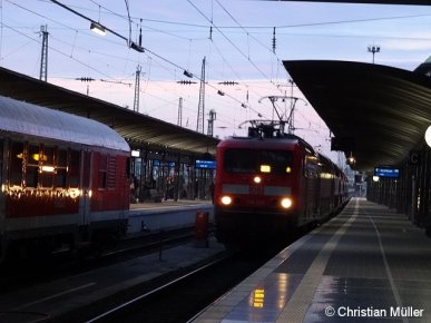 Auf Gleis 8 des Frankfurter Hauptbahnhofs einfahrende Regionalbahn aus Würzburg
