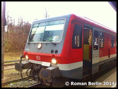 An einem November-Nachmittag wartet 928 684 am Bahnhof Bad Kleinen auf Fahrgäste.