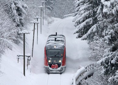 Winter auf der Außerfernbahn: Am 28.12.2014 wurde ein Desiro-Triebwagen in Maria Rain aufgenommen.
