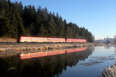 Mit Neigetechnik durchs Allgäu: Am 12.12.2013 ist eine Doppeltraktion 612er nahe Ruderatshofen unterwegs.