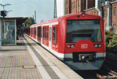 Während des Wartens auf den Uerdinger Schienenbus der AKN beim 14. verkehrshistorischen Tag in Hamburg am 05.10.2014 entstand auch dieses Bild in Eidelstedt: Die Baureihe 474 kam am 24.08.1997 zunächst auf der S1 in den Fahrgasteinsatz und folgte ab 1998 auch auf den anderen Linien, zunächst auf der S3, später auch auf der S21. Seitdem ist die Baureihe 474 auch in Eidelstedt regelmäßig anzutreffen und wird es auch bleiben, wenn ab 2016-18 die Baureihe 490 eingeführt wird.