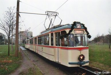 Der weihnachtlich geschmückte historische Gotha-Gelenktriebwagen 1 der Rostocker Straßenbahn AG ist am 06.12.2014 am Haltepunkt Dierkow angekommen und wird nach kurzem Aufenthalt zum Platz der Jugend zurück fahren.