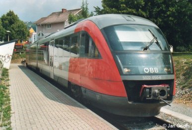 Seit 1992 setzt die Steiermärkische Landesbahn auf der Strecke Gleisdorf - Weiz zwei 5047 mit den Nummern 51 und 52 ein. Um den durch zusätzliche durchgehende Züge Weiz - Gleisdorf - Graz entstandenen Fahrzeug-Mehrbedarf abzudecken und die beiden 5047 51 + 52 zu ersetzen, hat die Steiermärkische Landesbahn im Jahr 2009 drei Stadler GTW 2/6 bestellt, welche seit Anfang 2011 zum Einsatz kommen. Bis dahin wurde der Fahrzeug-Mehrbedarf seit Dezember 2009 durch den von der ÖBB angemieteten Desiro 5022 050 abgedeckt, welcher auf dem Bild vom 23.07.2010 in Weiz zur Abfahrt nach Gleisdorf bereit steht. Bevor die 5047 51 + 52 im Jahre 1992 auf die Strecke Gleisdorf - Weiz gekommen sind, wurden auf dieser Strecke Uerdinger Schienenbusse der Baureihe 5081 eingesetzt.