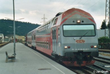 Ein Doppelstock-Zug ist in den frühen Abendstunden des 23.07.2010 aus Graz in Köflach angekommen und fährt jetzt zur Nacht- bzw. Wochenenderuhe (Freitags) in die Abstellanlage.