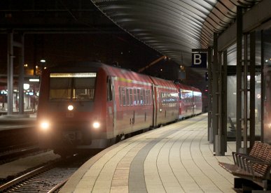 Eine Doppeltraktion 611er wartet am Abend des 19.12.2015 in Ulm Hbf auf die Abfahrt nach Singen. Sämtliche Fahrzeuge der Baureihe 611 und 612 in Deutschland durften zu dem Zeitpunkt nur mit ausgeschalteter Neigetechnik fahren.