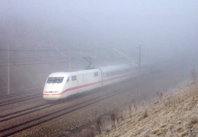 Am Vormittag des 10.12.2015 herrschte dichter Nebel nördlich von München. Ein ICE-1 wurde bei Hebertshausen aufgenommen