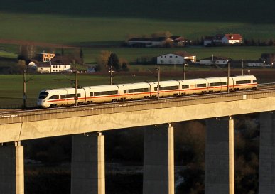 Am 22.11.2015 ist ein ICE-T auf der Schnellfahrstrecke nördlich von Würzburg unterwegs. Die Aufnahme entstand bei Zellingen.