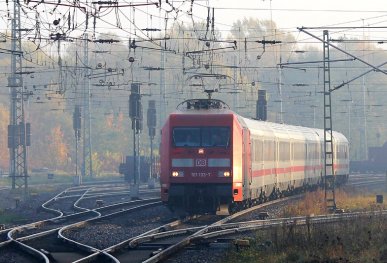 Am dunstigen Morgen des 27.10.2015 fährt ein Intercity in Brandenburg Hbf ein.