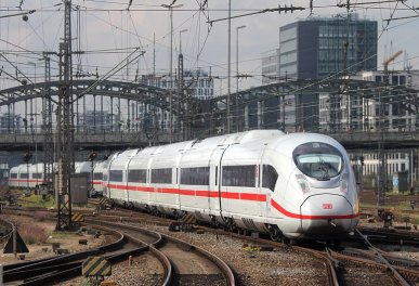 Am 9.10.2015 verlässt ein Velaro-D den Münchner Hauptbahnhof in Richtung Dortmund.