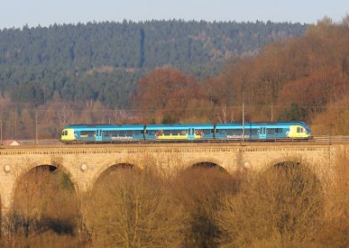Am 18.04.2015 passiert ein Triebzug der Westfalenbahn den Altenbekener Viadukt