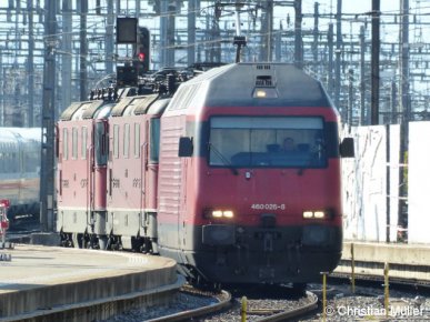 Elektrolok 460 026-8 in der Nachmittagssonne auf Gleis 17 des Hauptbahnhofs von Zürich. Dahinter sind zwei Zugmaschinen der Baureihe 11247 zu sehen. Das Aufnahmedatum ist Sonntag, der 10.4.2016.