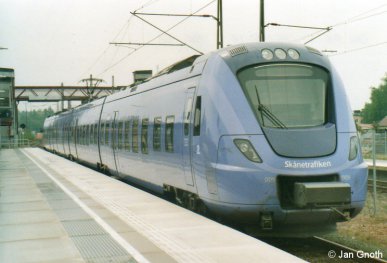 Der Malmöer Pågatåg wird gerne mit den übrigen schwedischen Pendeltåg-Systemen in Stockholm und Göteborg verglichen, ist aber gegenüber diesen Systemen mehr eine Regionalbahn als eine S-Bahn, für welche die örtliche Politik in der Region Skåne jedoch eine S-Bahnähnliche Vermarktung wünscht. Auf dem Bild vom 20.05.2016 ist ein von Hässleholm kommender Pågatåg in Markaryd angekommen und wird nach 20-minütigem Aufenthalt nach Hässleholm zurück fahren.