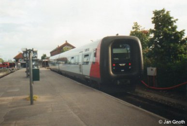 Im Jahr 1997 beschaffte die nördlich von Kopenhagen gelegene Gribskovbahn einige von den Fernverkehrs-Dreiteilern der Baureihe MF abgeleitete Zweiteiler in Nahverkehrsausführung mit Niederflurteil im Steuerwagen. Auf dem Bild vom Sommer 2000 ist ein solcher Nahverkehrs-Zweiteiler von Tisvildeleje kommend in Hillerød angekommen und wird gleich in die Abstellanlage aussetzen. Mit Einführung der Alstom Coradia LINT 41 in den Jahren 2006-07 wurden die IC2 an die Odsherreds-, Høng-Tølløse-, und Lollandsbahn abgegeben und die Y-togene (Uerdinger Schienenbusse der 2. Generation der Baureihe ML) ausgemustert.