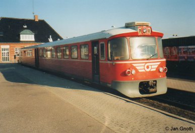 Im Jahre 2002 wurden die Gribskovbahn und die Helsingør-Hornbæk-Gilleleje-Bahn HHGB sowie einige weitere nördlich von Kopenhagen gelegene Privatbahnen zu der Dachgesellschaft Lokalbanen zusammen geschlossen. Betrieblich war davon zunächst noch nichts zu sehen, die zu diesem Zeitpunkt bei allen davon betroffenen Bahnen vorhandenen Fahrzeuge fuhren zunächst auf ihren bisherigen Einsatzstrecken unverändert weiter. So auch dieser hier abgebildete Y-tog der Gribskovbahn, welcher zum Zeitpunkt der Aufnahme im Feburar 2003 in Gilleleje angekommen ist. Dort konnte damals zur Helsingør-Hornbæk-Gilleleje-Bahn HHGB nach Helsingør umgestiegen werden, welche zu diesem Zeitpunkt den selben Zugtyp im Einsatz gehabt hat. Im Jahre 2007 wurden die 1968 angeschafften Y-togene der Baureihe ML durch Alstom Coradia LINT 41 ersetzt und die Strecken der Gribskovbahn Hillerød - Gilleleje und der HHGB Helsingør - Hornbæk - Gilleleje zu einer Strecke durchgebunden, so dass in Gilleleje nicht mehr umgestiegen werden muss.