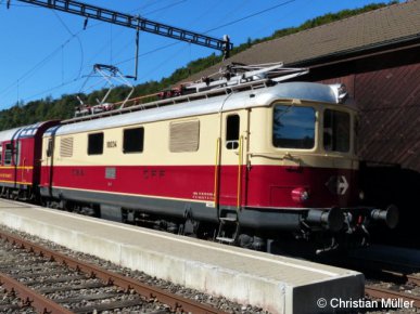 Am Samstag, den 13.8.2016 wurde TEE-Lok Re 4/4 10034 beim Fotohalt auf der Sihltalbahn am Bahnhof 