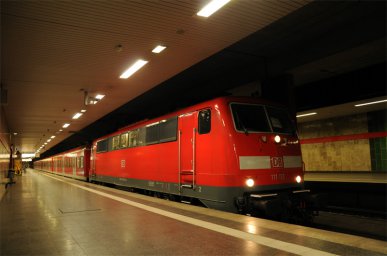 Seit Mitte November dürfen im Ruhrgebiet Fahrzeuge der BR 422 nicht mehr mit Fahrgästen in die Tunnelabschnitte. Daher übernehmen Lok-Wagen-Züge die Aufgabe zwischen Bochum und Dortmund. Neben der BR 143 verkehrt auch 111-155 mit x-Wagen - im Bild in der Station Dortmund Universität.