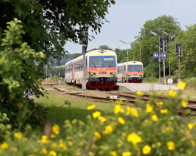 Nebenbahnflair im niederösterreichischen Weinviertel: Bahnhof Groß Schweinbarth am 11.06.2016
