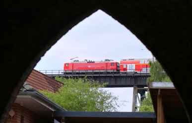 Ein Regionalzug überquert am 16.05.2016 die Stadt Rendsburg auf der berühmten Hochbrücke