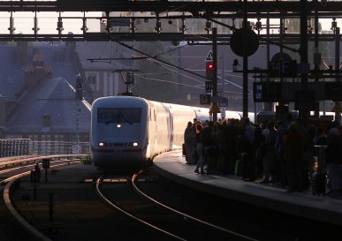Einfahrt eines ICE in den Berliner Hauptbahnhof am 11.09.2016