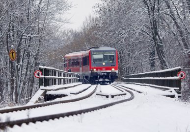 Ein 628er der Südostbayernbahn erreicht am 3.01.2016 das verschneite Landshut.