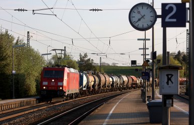 Ein Güterzug passiert am 9.05.2016 den Bahnhof Otting-Weilheim.