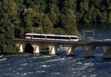 Am 8.08.2016 überquert eine S-Bahn den Rhein bei Schaffhausen.