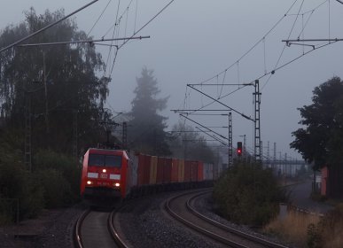 Am nebeligen Morgen des 22.09.2016 passiert ein Güterzug den Haltepunkt Schonungen.