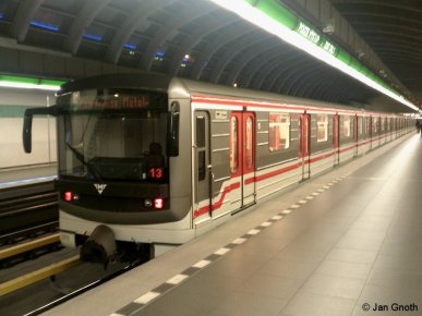 Ein modernisierter 81-71 ist am 18.12.2016 am 2015 eröffneten nordwestlichen Endpunkt der Linie A in Nemocnice Motol angekommen und wird gleich in die Kehranlage aussetzen.