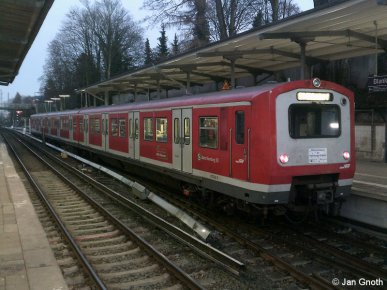 Nachdem 470 128 gleich bei der ersten Runde als Weihnachts-S-Bahn am 03.12.2016 schadhaft geworden ist, wurde ab Nachmittag der 472.2 240 als Ersatz eingesetzt. Auf dem Bild ist 472.2 240 bei seiner ersten Runde als Ersatz-Weihnachts-S-Bahn in Blankenese angekommen und wird gleich wieder nach Ohlsdorf zurück fahren. Bereits 2009 ist ein 472 (damals 472.1 218) als Ersatz für den schadhaft gewordenen 471 082 als Weihnachts-S-Bahn auf der S1 zwischen Blankenese und Airport eingesetzt worden, wodurch an gleicher Stelle ein ähnliches Motiv eines 472.1 als Weihnachts-S-Bahn entstanden ist.